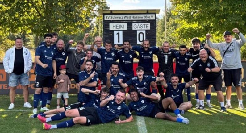 Jubelnde Heimmannschaft mit Betreuer und Trainer